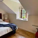 Elegant Townhouse Steps From Historic Castle *