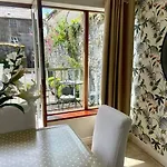Dom wakacyjny Elegant Townhouse Steps From Historic Castle *