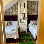 Elegant Townhouse Steps From Historic Castle Tatil Evi Birr