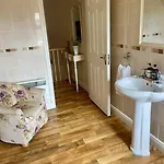 Dom wakacyjny Elegant Townhouse Steps From Historic Castle *