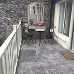Elegant Townhouse Steps From Historic Castle *