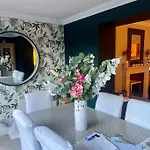 Dom wakacyjny Elegant Townhouse Steps From Historic Castle *