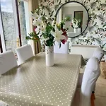 Tatil Evi Elegant Townhouse Steps From Historic Castle