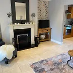Elegant Townhouse Steps From Historic Castle Birr