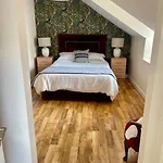 Tatil Evi Elegant Townhouse Steps From Historic Castle *