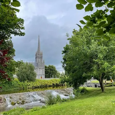 Elegant Townhouse Steps From Historic Castle