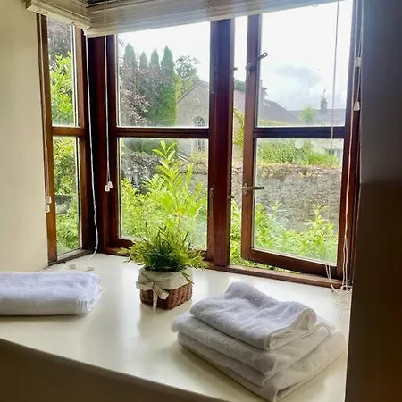 Elegant Townhouse Steps From Historic Castle Casa vacanze