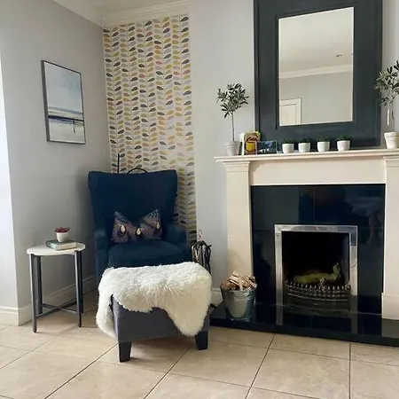 Elegant Townhouse Steps From Historic Castle *