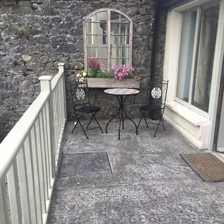 Elegant Townhouse Steps From Historic Castle *