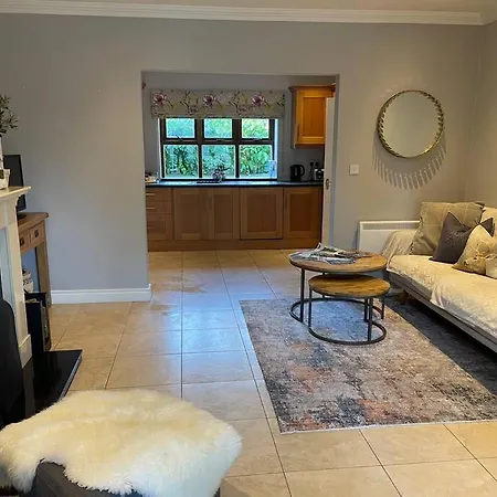 Vakantiehuis Elegant Townhouse Steps From Historic Castle *