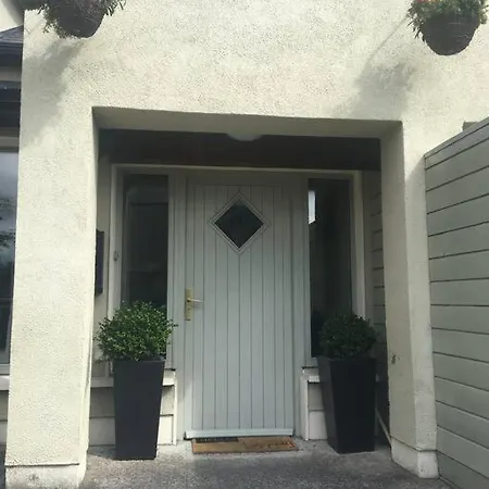 Elegant Townhouse Steps From Historic Castle