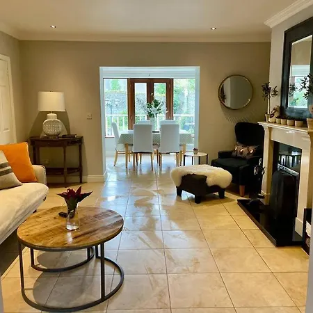 Elegant Townhouse Steps From Historic Castle