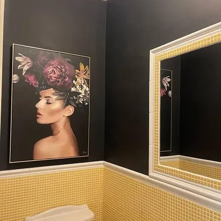 Casa vacanze Elegant Townhouse Steps From Historic Castle *