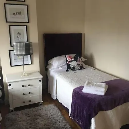 Elegant Townhouse Steps From Historic Castle Casa vacanze