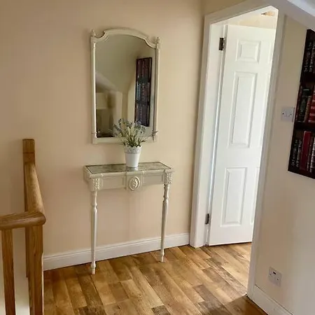 Elegant Townhouse Steps From Historic Castle Casa vacanze