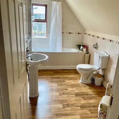 Casa vacanze Elegant Townhouse Steps From Historic Castle