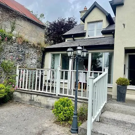Elegant Townhouse Steps From Historic Castle *