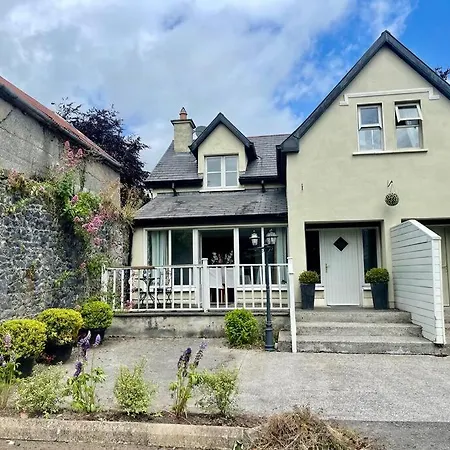 Elegant Townhouse Steps From Historic Castle Holiday home