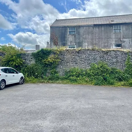 Elegant Townhouse Steps From Historic Castle