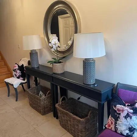 Casa vacanze Elegant Townhouse Steps From Historic Castle