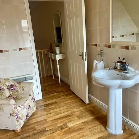 Elegant Townhouse Steps From Historic Castle Casa vacanze *