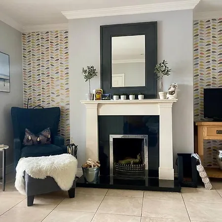 Elegant Townhouse Steps From Historic Castle Casa vacanze *