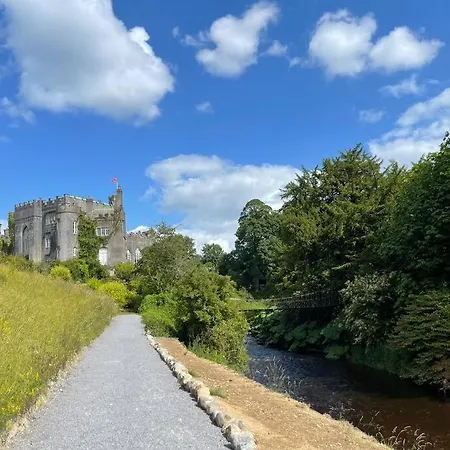 Elegant Townhouse Steps From Historic Castle Casa vacanze *