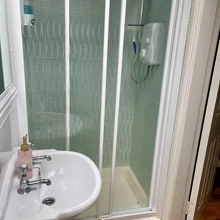 Elegant Townhouse Steps From Historic Castle *