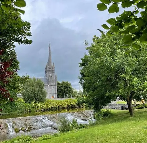 Elegant Townhouse Steps From Historic Castle