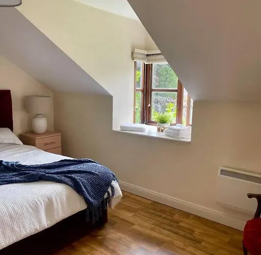 Elegant Townhouse Steps From Historic Castle *