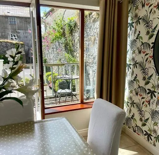 Vakantiehuis Elegant Townhouse Steps From Historic Castle *