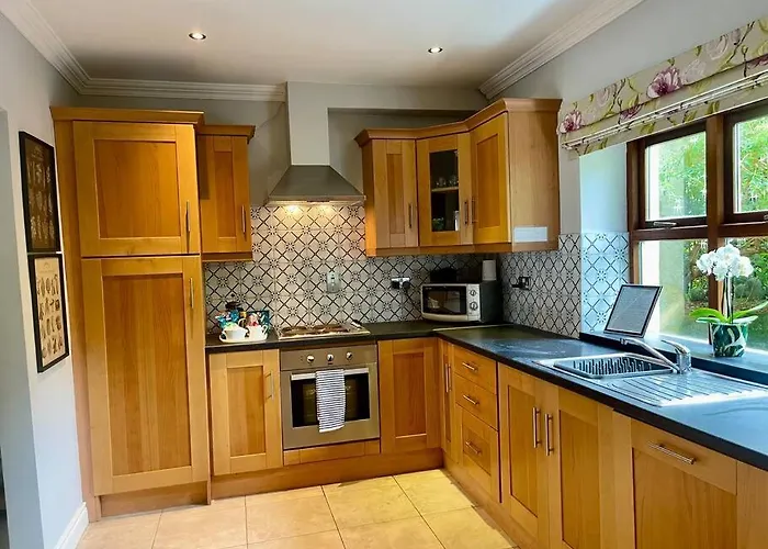 Elegant Townhouse Steps From Historic Castle Birr