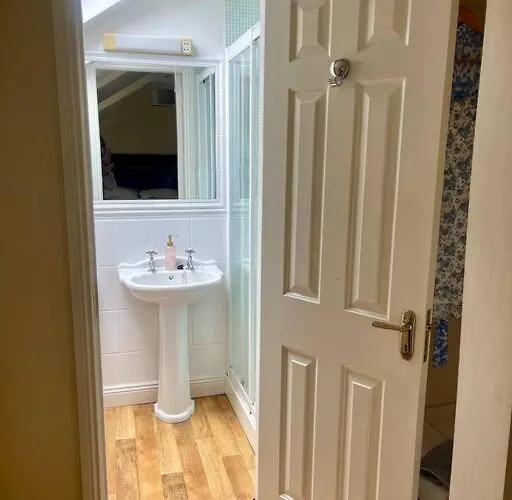 Vakantiehuis Elegant Townhouse Steps From Historic Castle