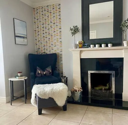 Elegant Townhouse Steps From Historic Castle *