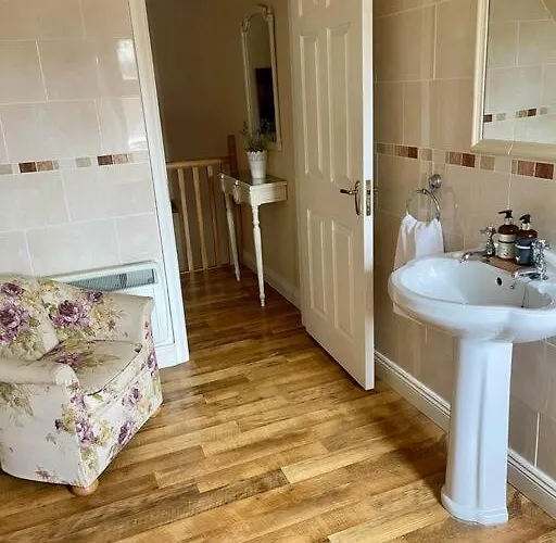 Vakantiehuis Elegant Townhouse Steps From Historic Castle *