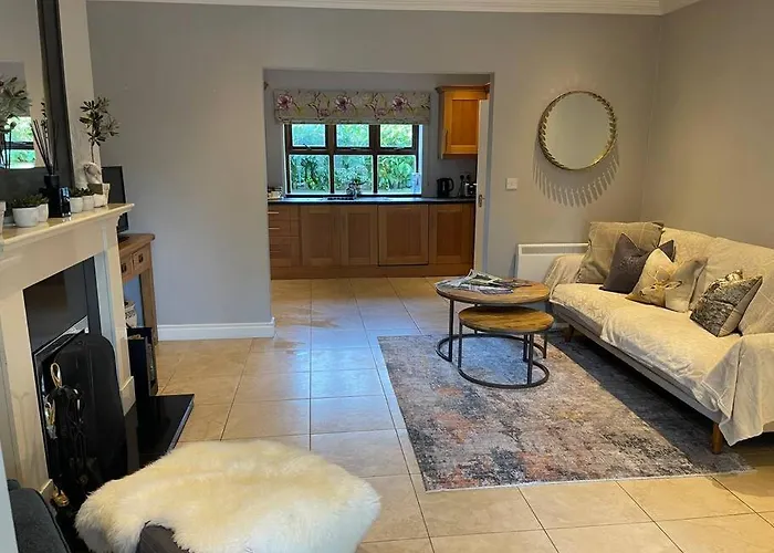 Vakantiehuis Elegant Townhouse Steps From Historic Castle *