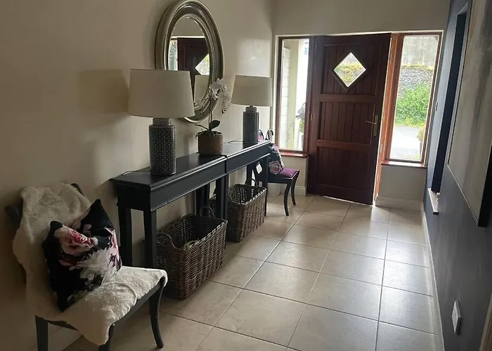 Vakantiehuis Elegant Townhouse Steps From Historic Castle Birr