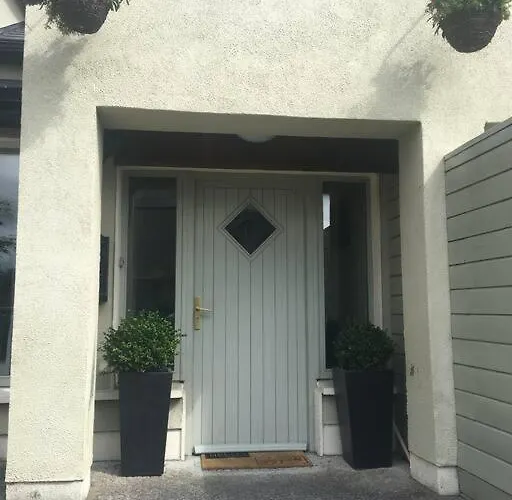 Elegant Townhouse Steps From Historic Castle