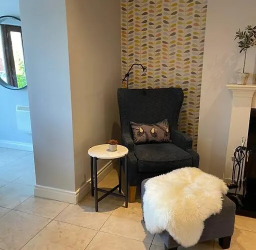 Elegant Townhouse Steps From Historic Castle Vakantiehuis *