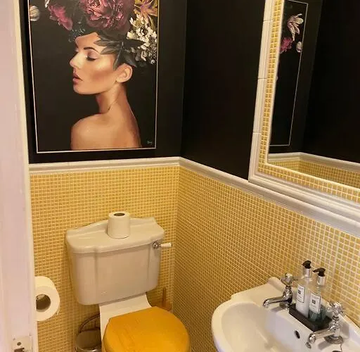 Ferienhaus Elegant Townhouse Steps From Historic Castle *