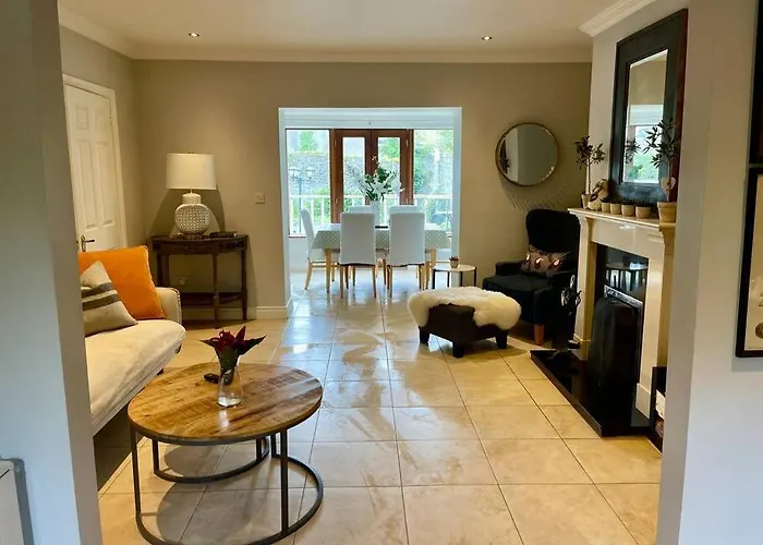 Elegant Townhouse Steps From Historic Castle