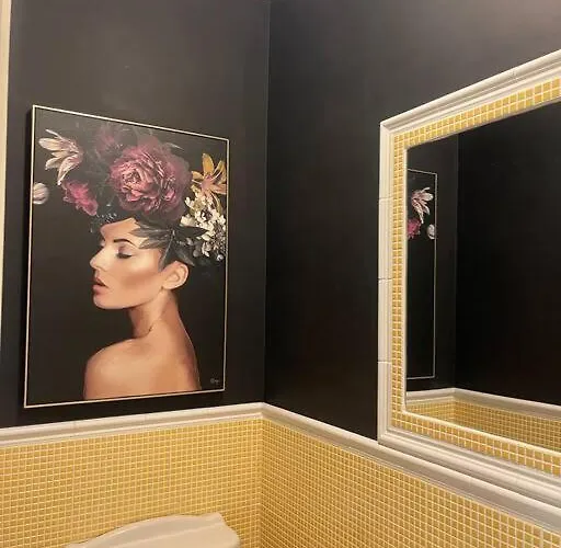 Vakantiehuis Elegant Townhouse Steps From Historic Castle *