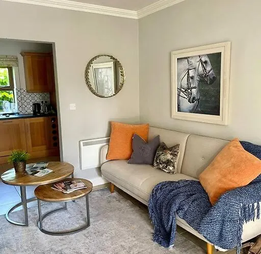 Vakantiehuis Elegant Townhouse Steps From Historic Castle *