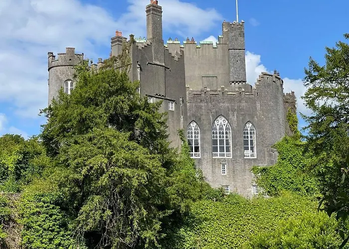 Elegant Townhouse Steps From Historic Castle