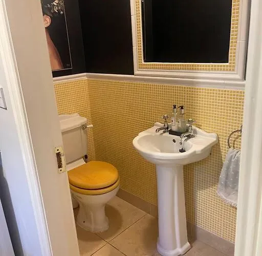 Vakantiehuis Elegant Townhouse Steps From Historic Castle