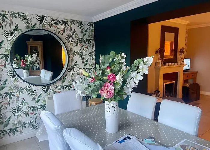 Ferienhaus Elegant Townhouse Steps From Historic Castle *