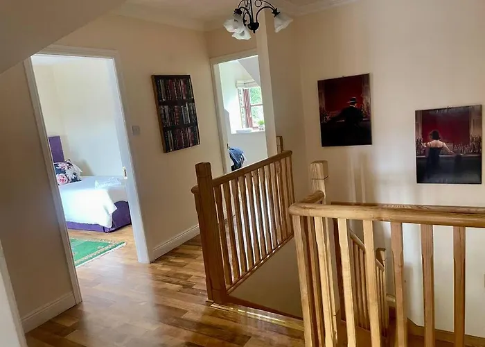 Elegant Townhouse Steps From Historic Castle Vakantiehuis