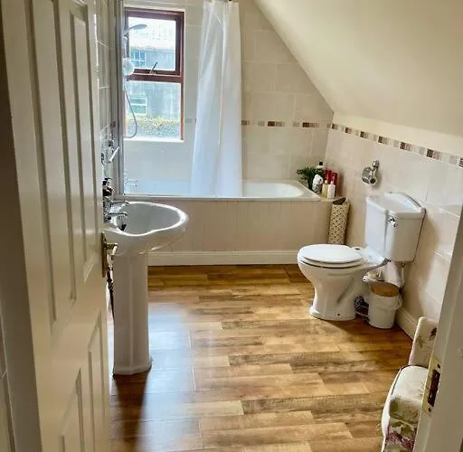 Vakantiehuis Elegant Townhouse Steps From Historic Castle