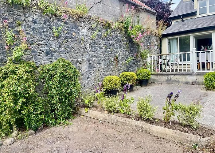 Vakantiehuis Elegant Townhouse Steps From Historic Castle *