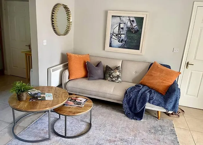 Elegant Townhouse Steps From Historic Castle Birr